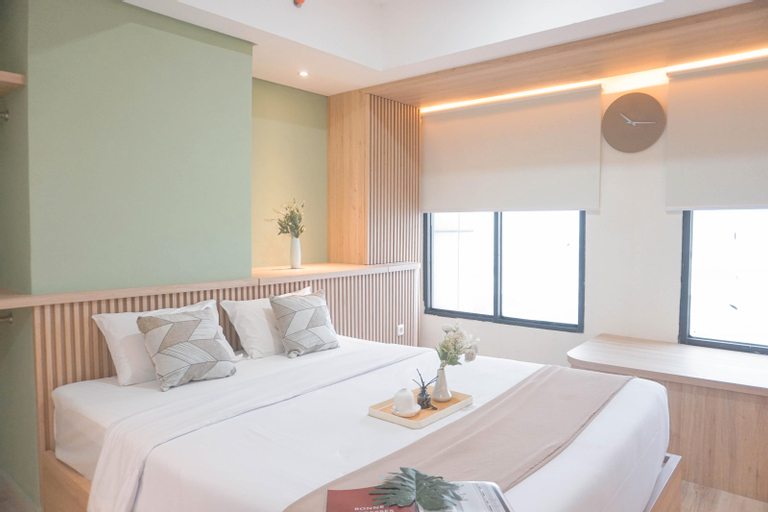 Bedroom 1, Comfy and Simply Design Studio at Pollux Chadstone Apartment By Travelio, Cikarang