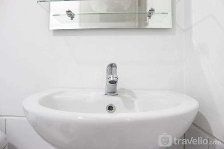 Bathroom 4, Comfy 2BR Grand Asia Afrika Apartment By Travelio, Bandung