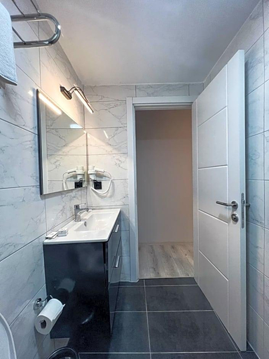 Bathroom 4, Galata Inn Hotel, Beyoğlu