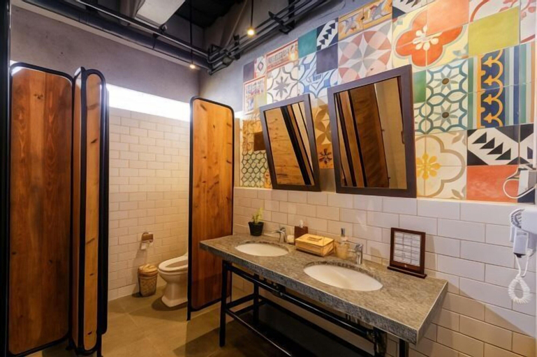Bathroom 16