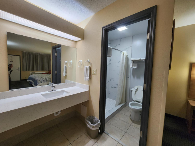 Bathroom 3, Budget Host Inn, Vance