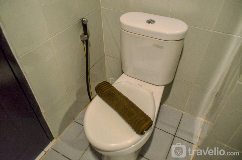 Bathroom 3, Compact Studio at Casa De Parco Apt By Travelio, Tangerang