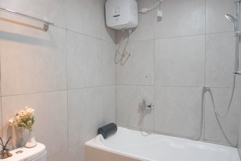 Bedroom 5, Comfy and Simply Design Studio at Pollux Chadstone Apartment By Travelio, Cikarang