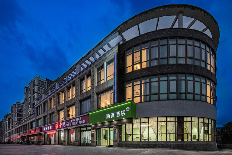 Exterior & Views