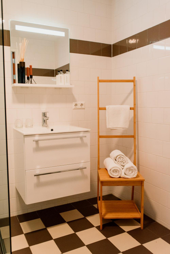 Bathroom 2, Hotel Steeds aan Zee, Katwijk