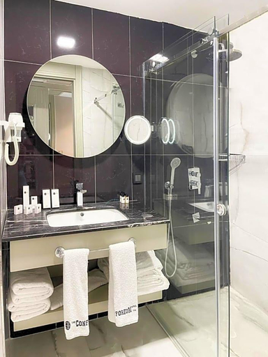 Bathroom 5, The Conforium Hotel Van, Merkez