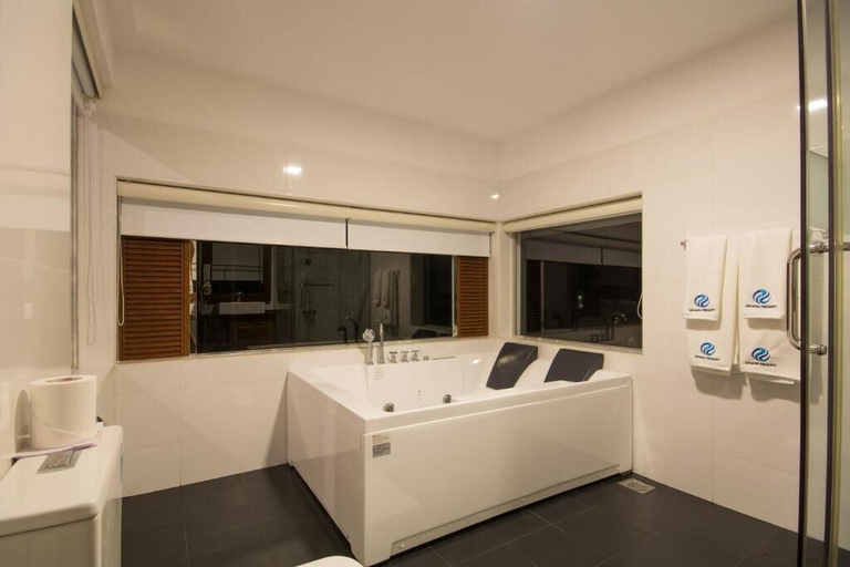Bathroom 3, Okwin Resort, Pasbage Korale
