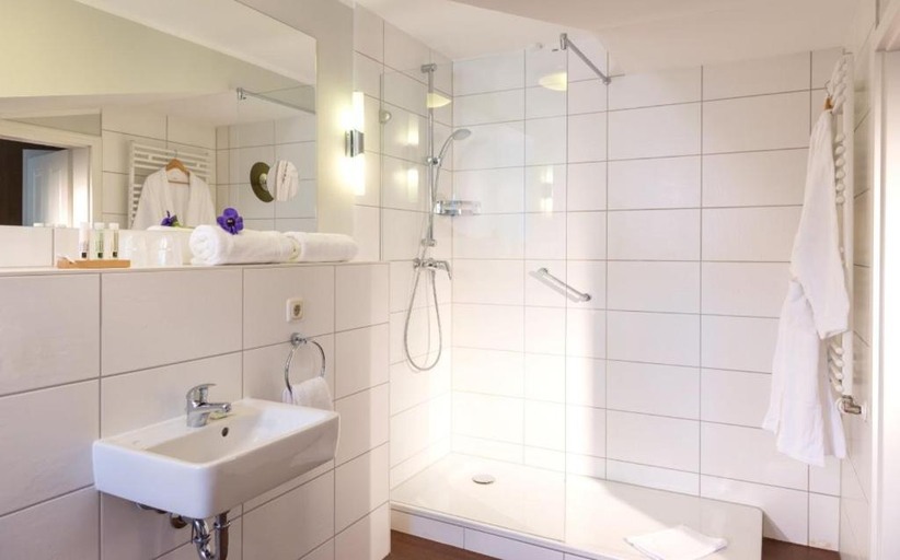 Bathroom 3, Hotel Seeschloss, Vorpommern-Rügen