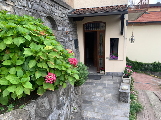 Others 3, Reginaldo's home, Como