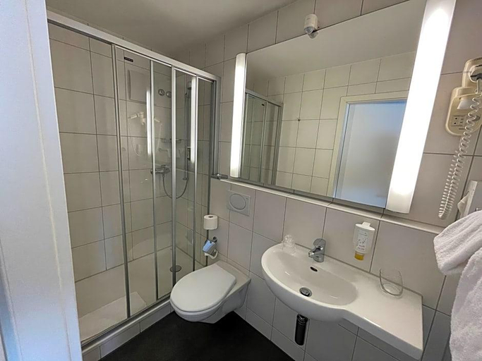 Bathroom 4, Best Western Airporthotel, Lebern