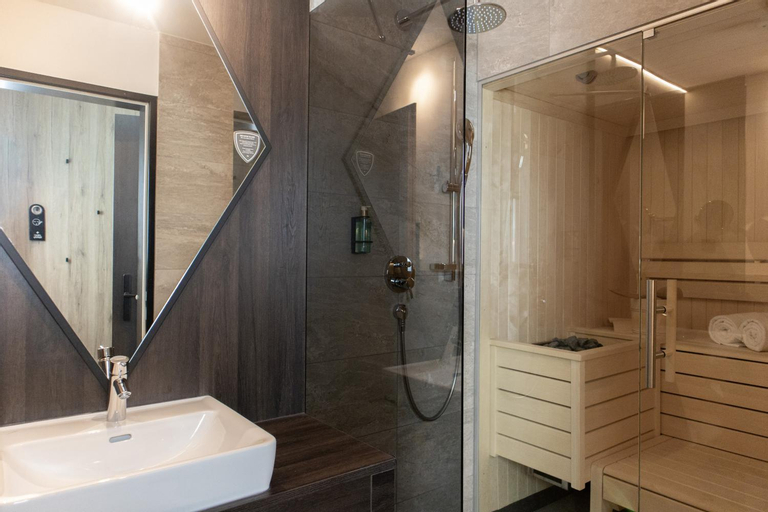 Bathroom 10