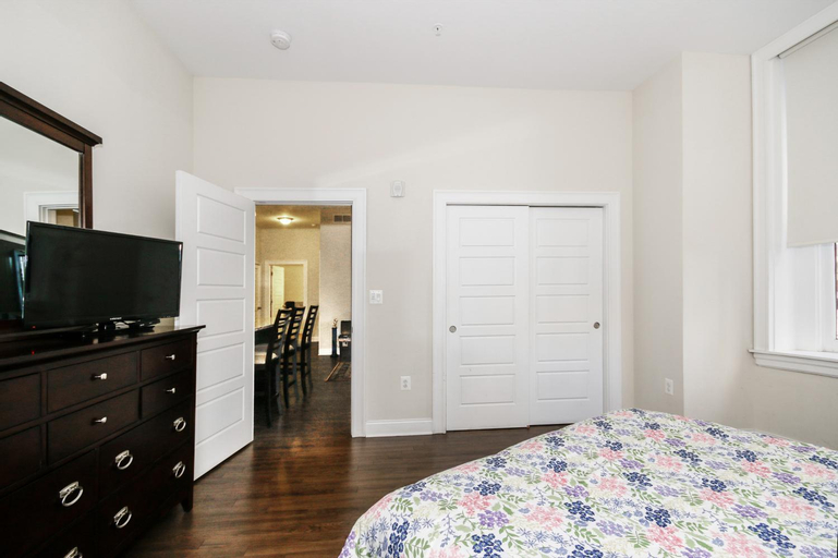 Bedroom 2, Chase at Lexington ST Free indoor parking Convention Center, Baltimore