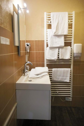 Bathroom 4, Logis Hotel Le Victor Hugo, Lot