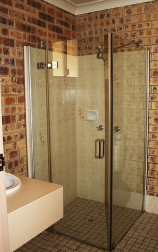 Bathroom 4, Clermont Country Motor Inn, Belyando