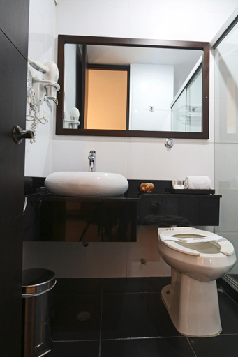 Bathroom 3, Hotel Kahve, Garzón