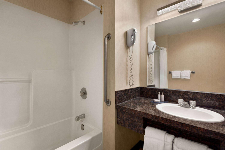 Bathroom 4, Travelodge by Wyndham Brandon, Division No. 7