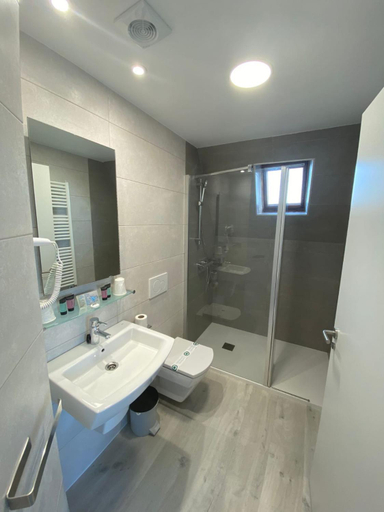 Bathroom 4, Playamar, Cantabria