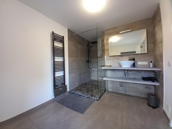 Bathroom 13