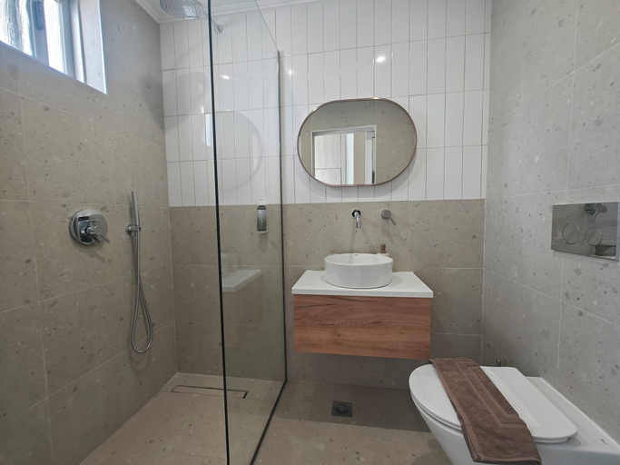 Bathroom 5, Marina, South Aegean