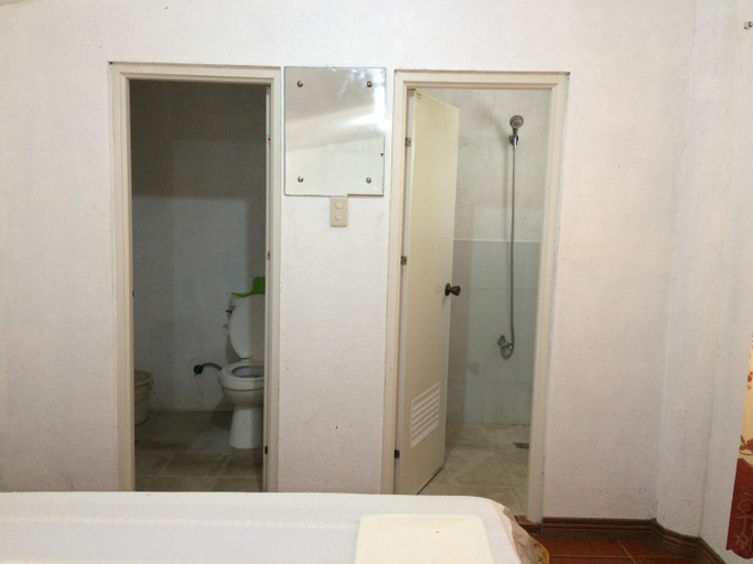 Bathroom, The Pelicans Resort, Lian