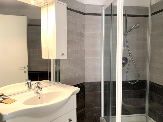 Bathroom 4, Prealba, La Spezia