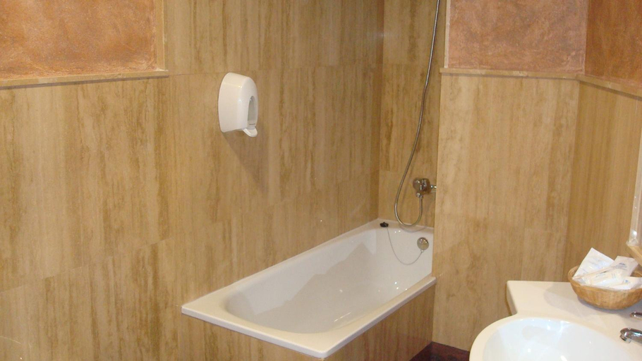 Bathroom 3, Hotel Alfonso VIII De Cuenca, Cuenca