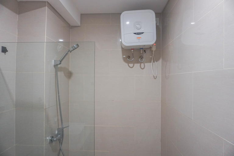 Bathroom 5, Cozy and Spacious Studio at Daan Mogot City Apartment By Travelio, Jakarta Barat