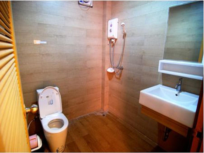 Bathroom 4, Lanta Bee Garden Bungalows, Ko Lanta
