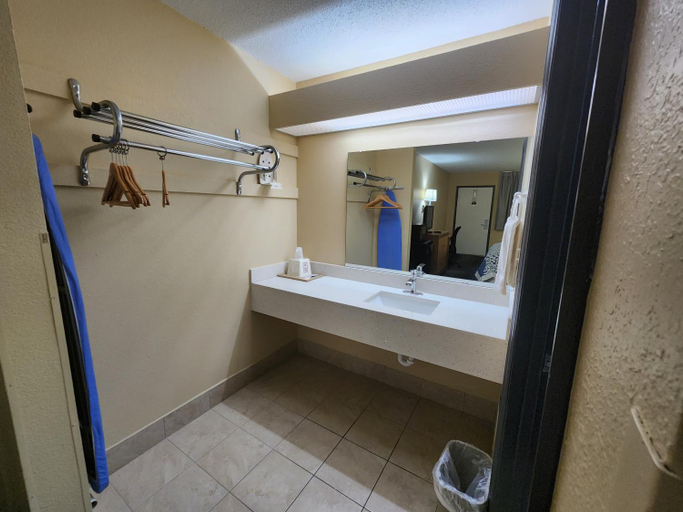 Others 5, Budget Host Inn, Vance