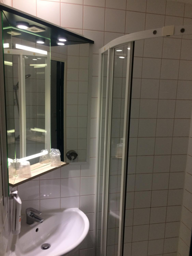 Bathroom 5, ibis Styles Rouen Val De Reuil, Eure