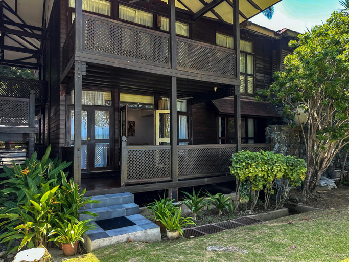Exterior 3