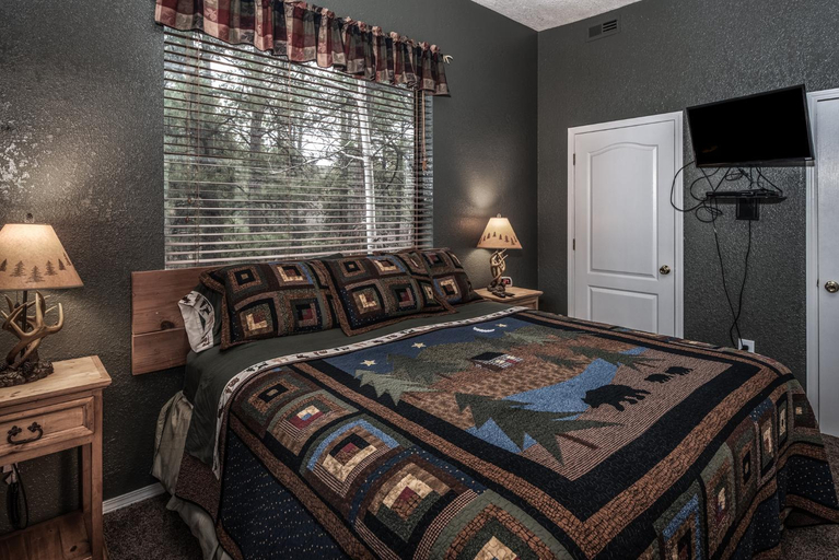 Bedroom 2, Upper Canyon Inn & Cabins, Lincoln