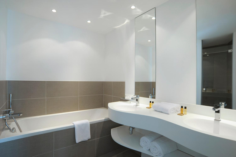 Bathroom 4, L'Echappee Belle, Gers