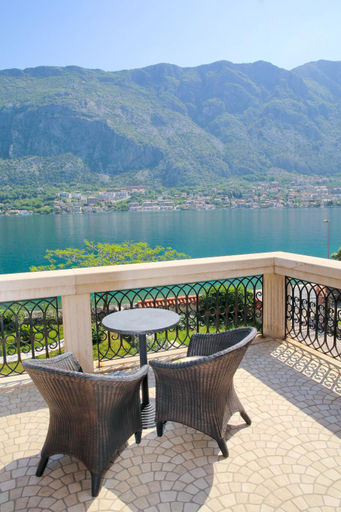 Others 5, Villa Banicevic