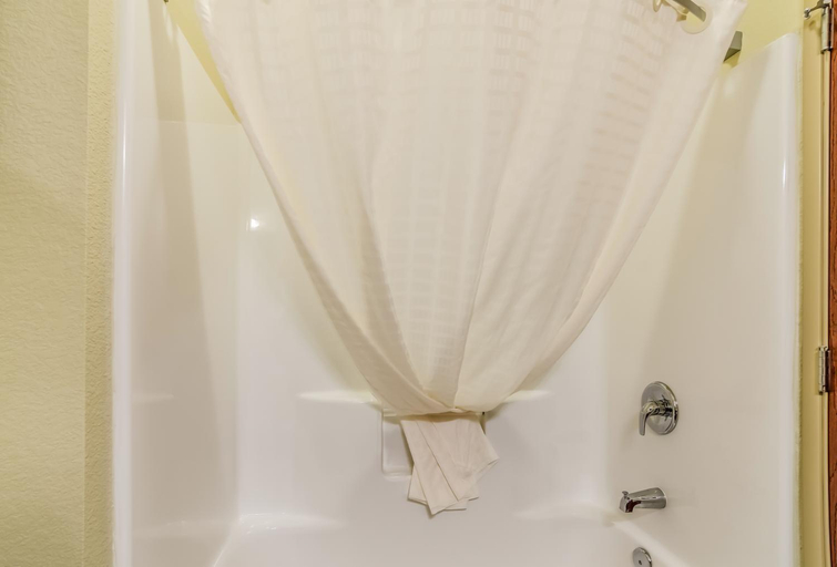 Bathroom 4, Cobblestone Hotel - McCook, Red Willow