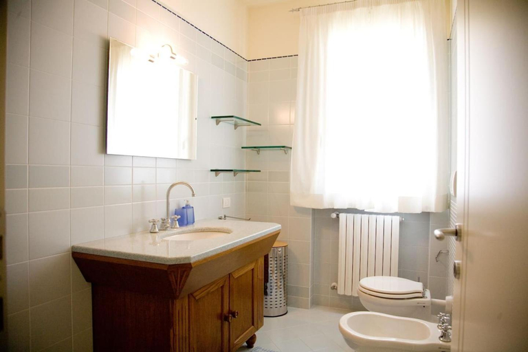 Bathroom, VILLETTA CON GIARDINO, Lucca