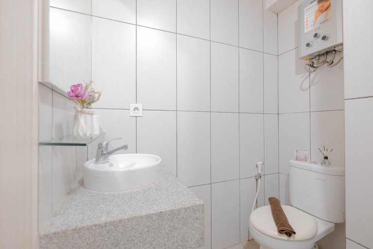 Bathroom 5, Good Choice 2BR at Grand Kamala Lagoon Apartment By Travelio, Bekasi