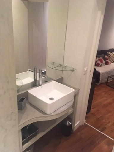 Bathroom 3, Beauregard Central, Paris
