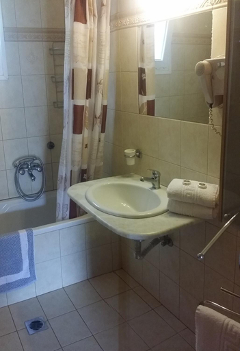 Bathroom 4, Valley Village, Faistos