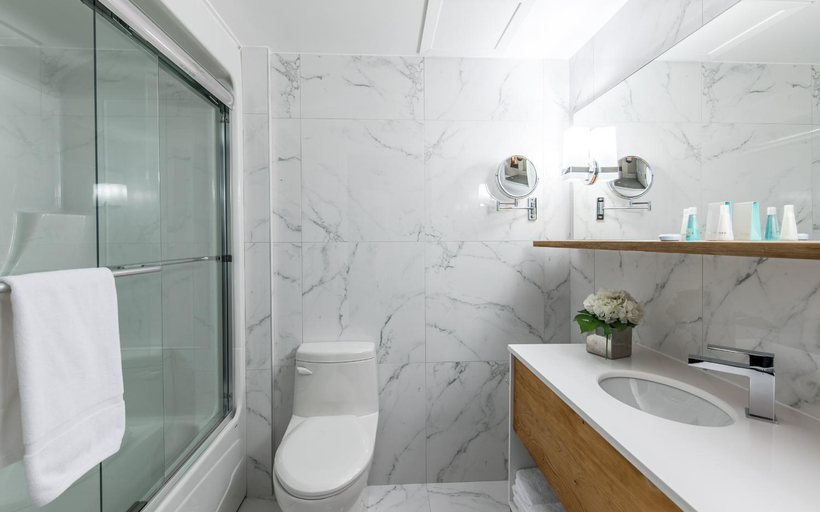 Bathroom 3, Hotel de la Rive, Le Bas-Richelieu