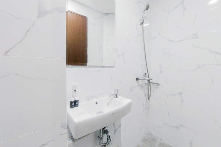 Bathroom 4, Cozy Living and Nice Studio at Pacific Garden Alam Sutera Apartment By Travelio, Tangerang