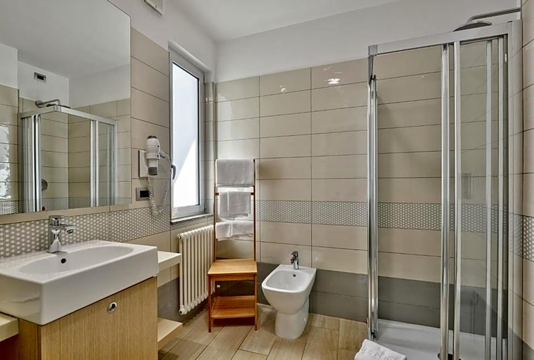 Bathroom 4, Hotel Serenella, Salerno