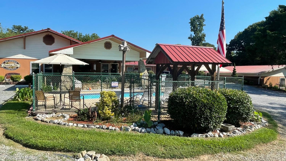 Exterior & Views 1, Bay Springs Country Inn & Marina, Cherokee