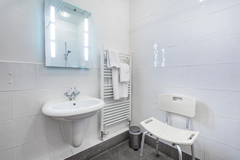 Bathroom 4, The Bell Inn, Stilton, Cambridgeshire - The Coaching Inn Group, Cambridgeshire