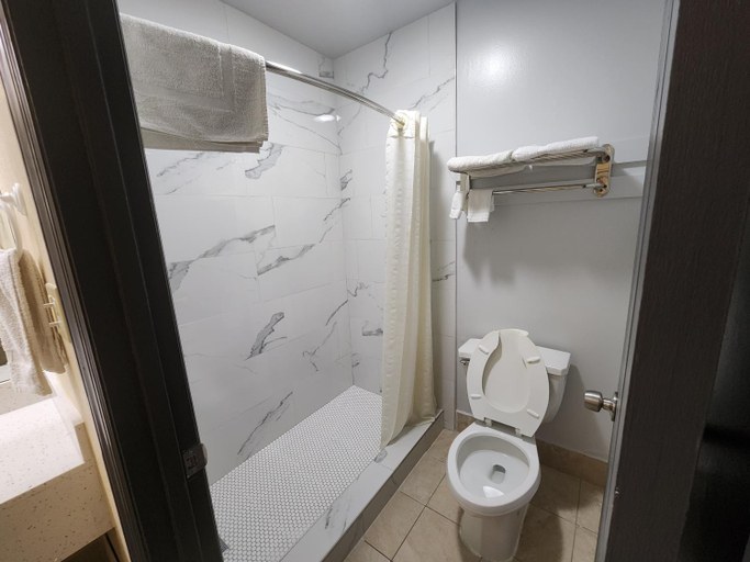 Bathroom 5, Budget Host Inn, Vance