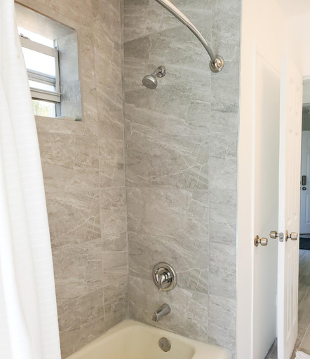 Bathroom 2, Stylish & Newly-Renovated Suites near Las Olas, Broward