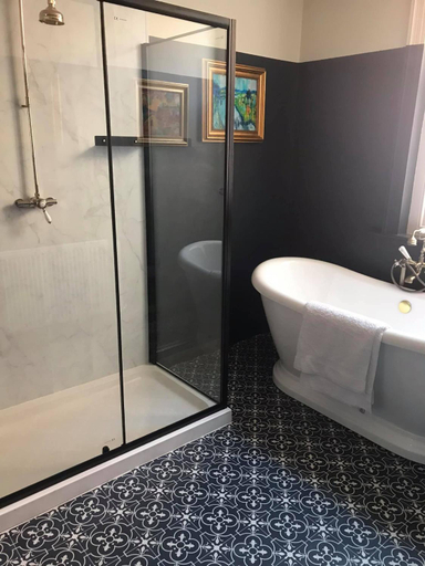 Bathroom 3, Swan & Railway Hotel Wigan, Wigan