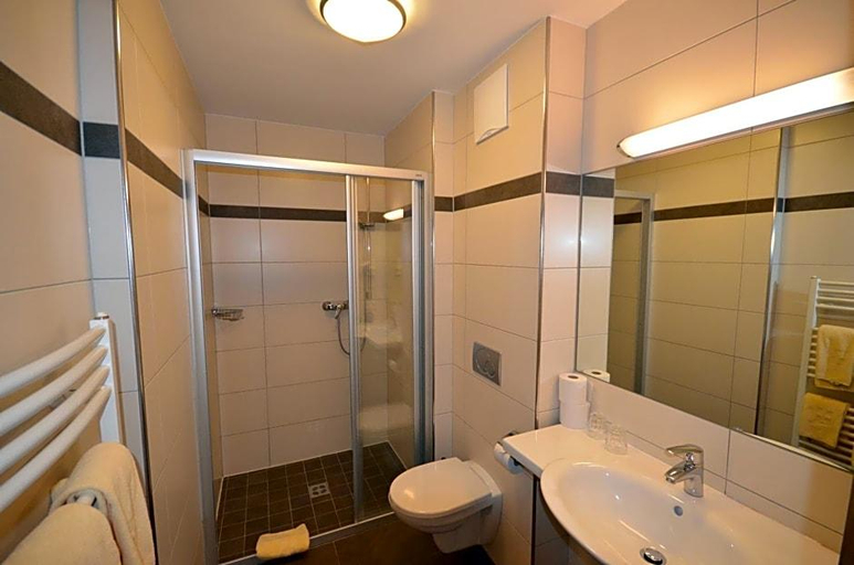 Bathroom 5, Hotel Traube, Zell am See
