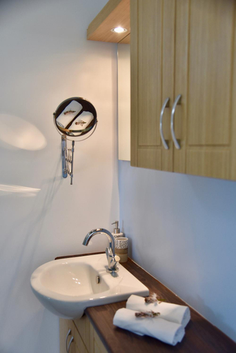 Bathroom 5, VILLA CATALEYA Fig Tree Bay Protaras Town Center