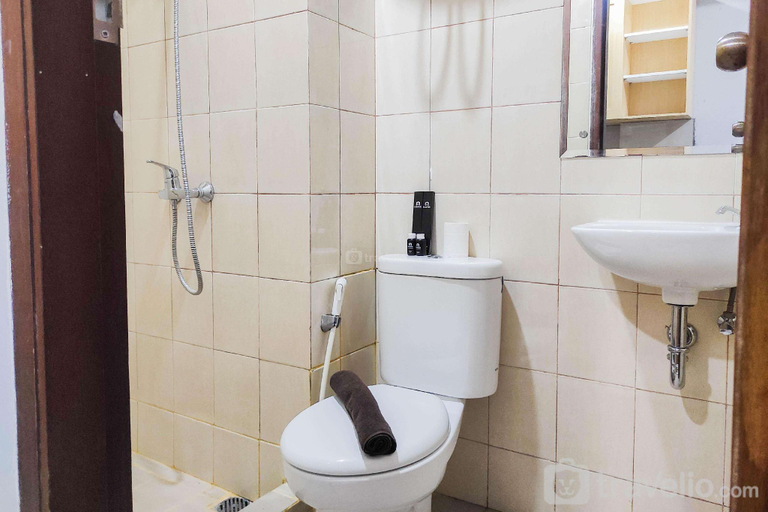 Bathroom 3, Comfy and Minimalist Studio Vida View By Travelio, Makassar